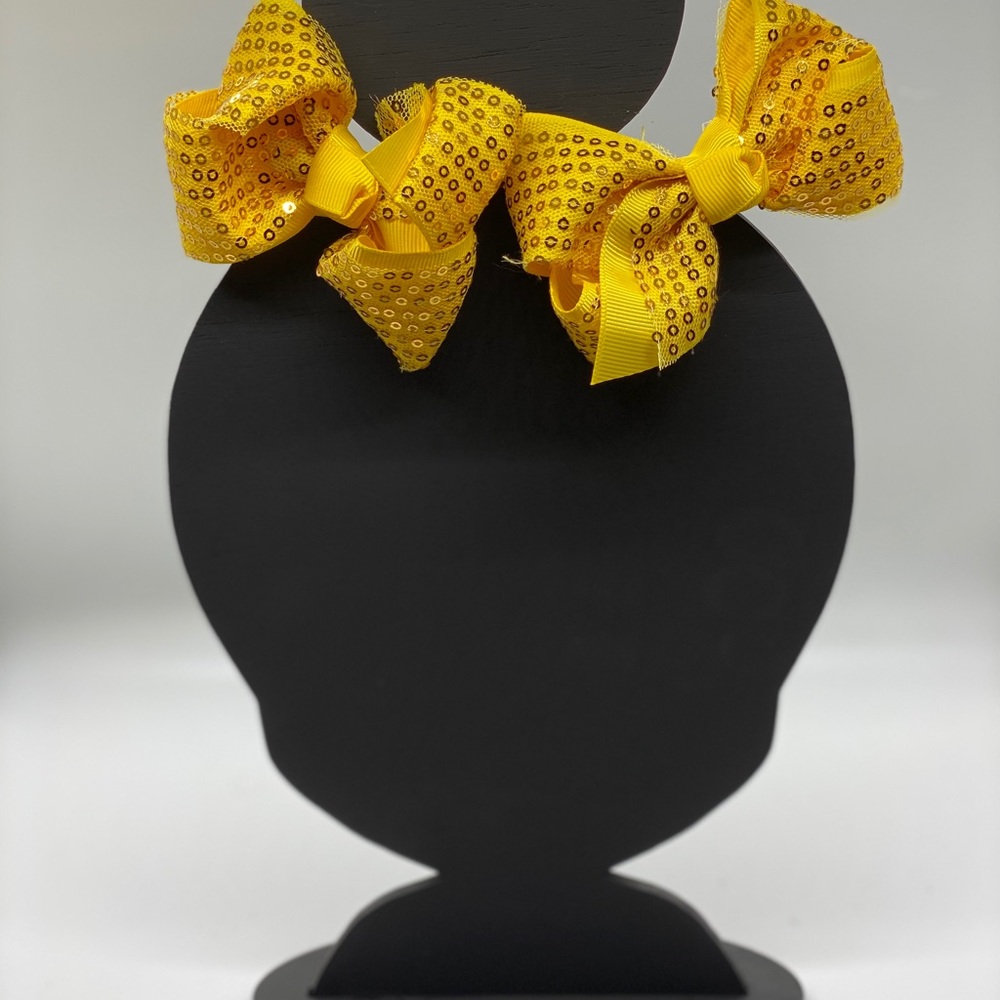 Two clip on bows